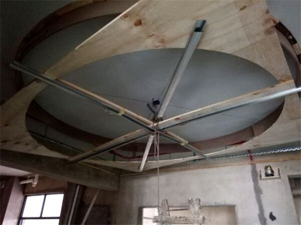 一个人在工地的吊顶作业，45一平方，每天大概能赚300左右