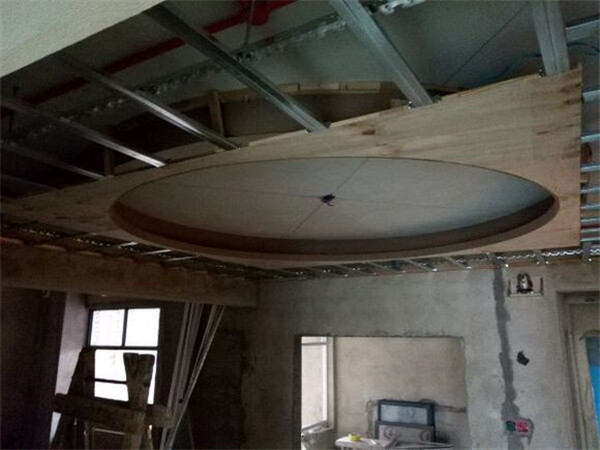 一个人在工地的吊顶作业，45一平方，每天大概能赚300左右