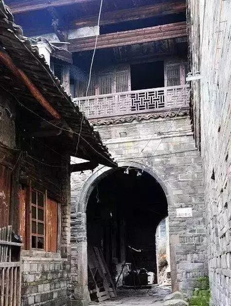 这个村庄一千年前建了个生态下水道，全村至今不淹水，生物还活着