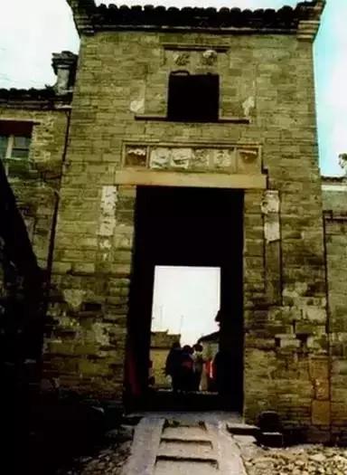 这个村庄一千年前建了个生态下水道，全村至今不淹水，生物还活着