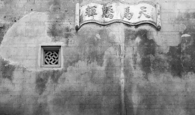 这个村庄一千年前建了个生态下水道，全村至今不淹水，生物还活着