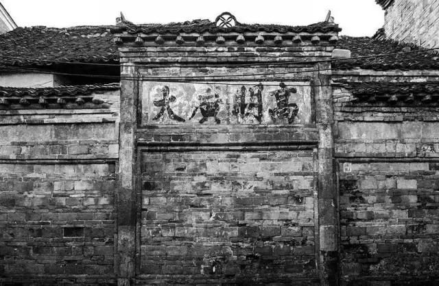 这个村庄一千年前建了个生态下水道，全村至今不淹水，生物还活着