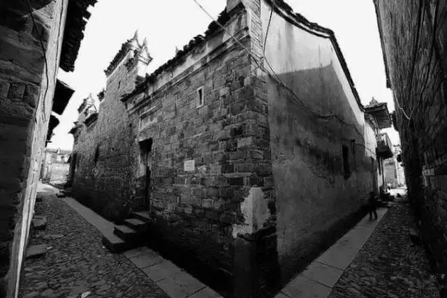 这个村庄一千年前建了个生态下水道，全村至今不淹水，生物还活着