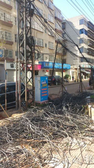 辣眼睛还怕伤人！谁来管管这些“蜘蛛网”“绊马绳”