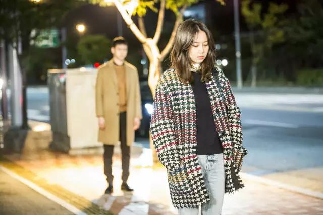 孔孝真同款棉袄,孔孝真穿搭灰色大衣