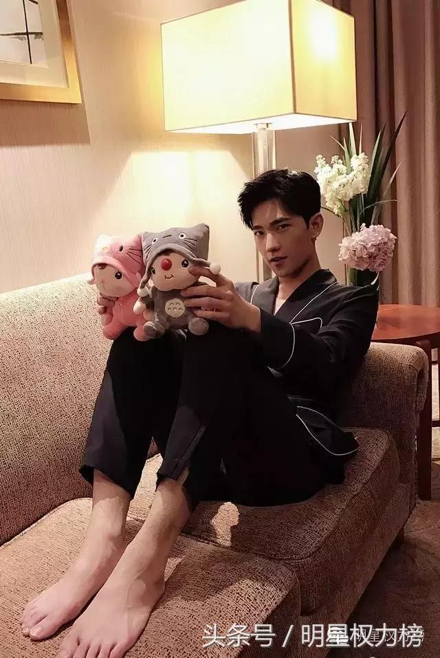 实拍偶遇陈伟霆赵丽颖张艺兴,赵丽颖陈伟霆卡通