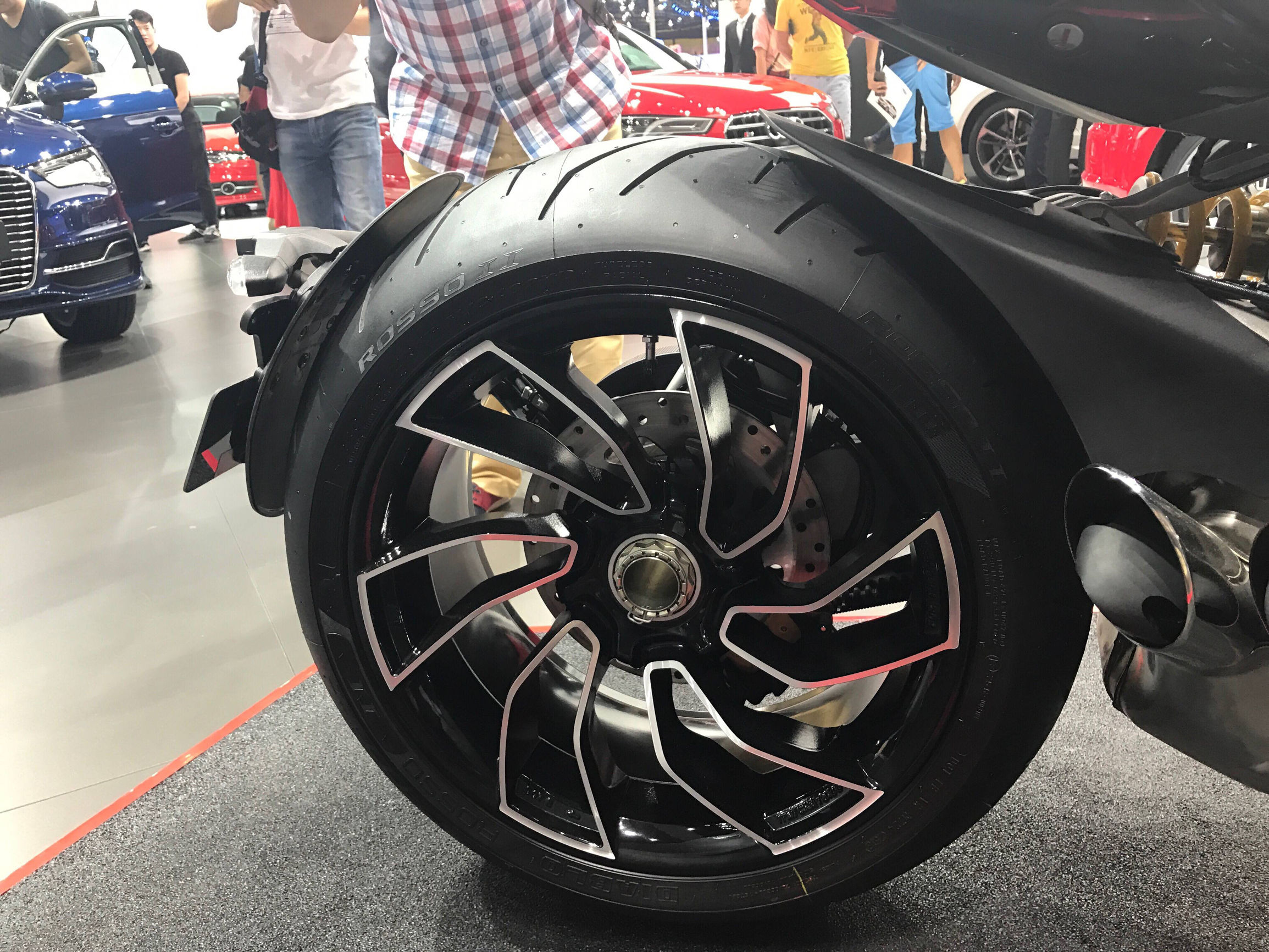 杜卡迪大魔鬼和哈雷肥霸怎么选,杜卡迪大魔鬼对比哈雷运动者