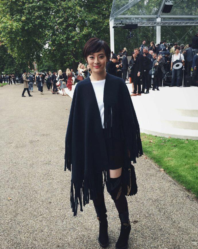 这条礼仪小姐的“迎宾带”,竟然被日日、袁姗姗……抢披上身!