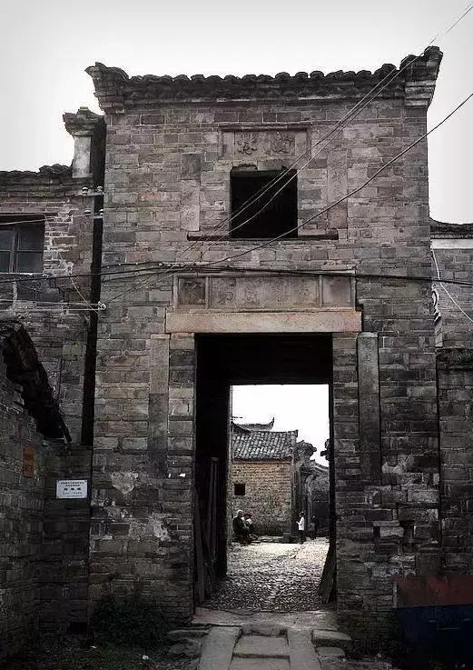 这个村庄一千年前建了个生态下水道，全村至今不淹水，生物还活着