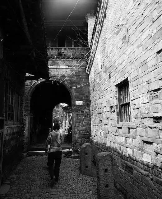 这个村庄一千年前建了个生态下水道，全村至今不淹水，生物还活着