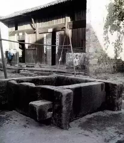 这个村庄一千年前建了个生态下水道，全村至今不淹水，生物还活着