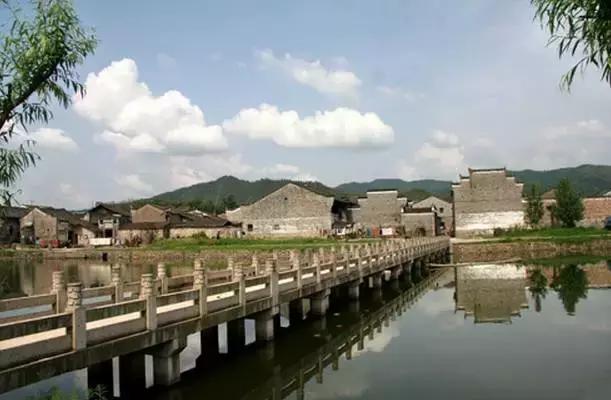 这个村庄一千年前建了个生态下水道，全村至今不淹水，生物还活着