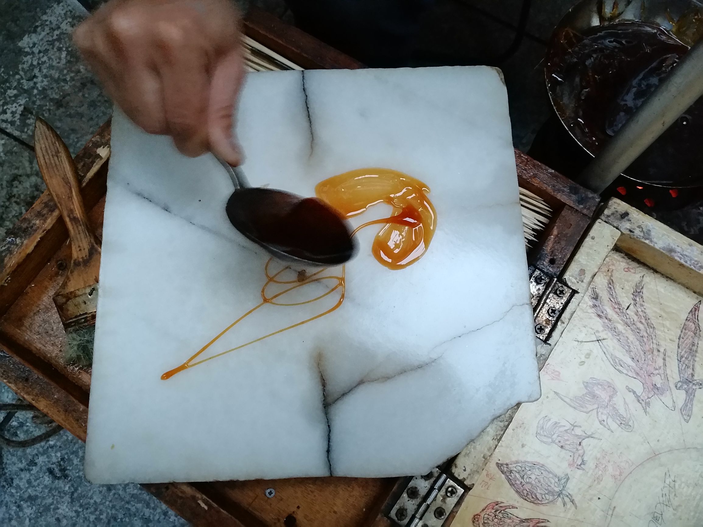 快要消失的传统手艺中国糖画,传统的非遗文化中国糖画