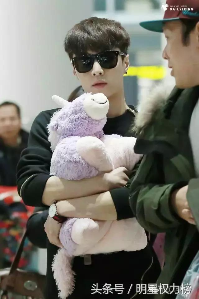 实拍偶遇陈伟霆赵丽颖张艺兴,赵丽颖陈伟霆卡通