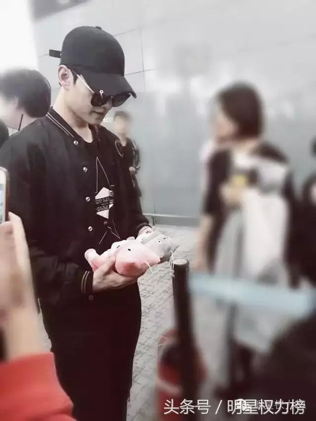 实拍偶遇陈伟霆赵丽颖张艺兴,赵丽颖陈伟霆卡通