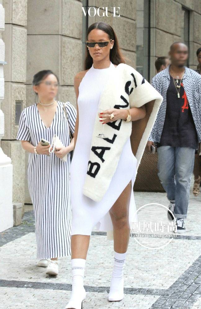 这条礼仪小姐的“迎宾带”,竟然被日日、袁姗姗……抢披上身!