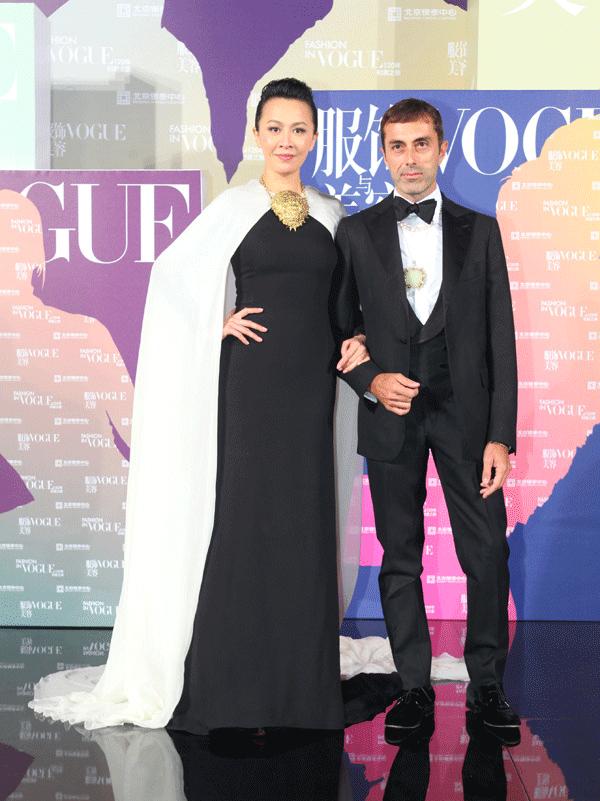 这条礼仪小姐的“迎宾带”,竟然被日日、袁姗姗……抢披上身!