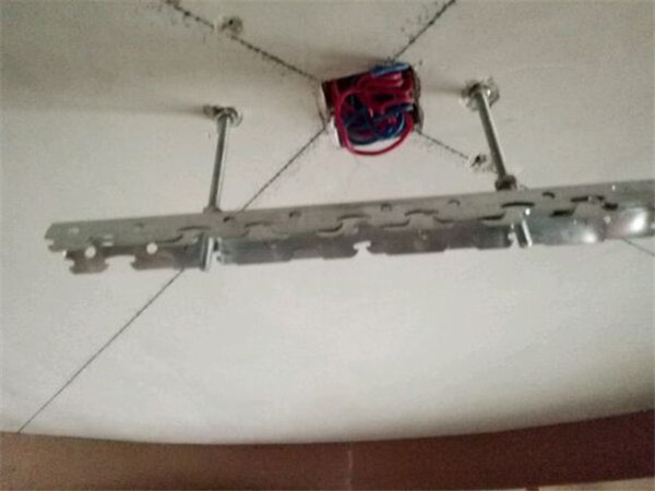 一个人在工地的吊顶作业，45一平方，每天大概能赚300左右