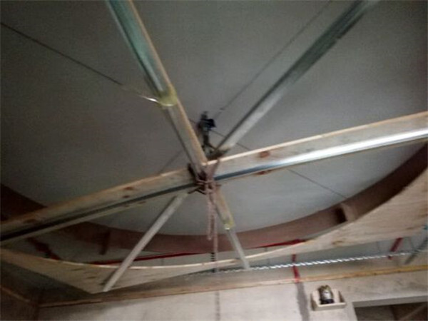 一个人在工地的吊顶作业，45一平方，每天大概能赚300左右