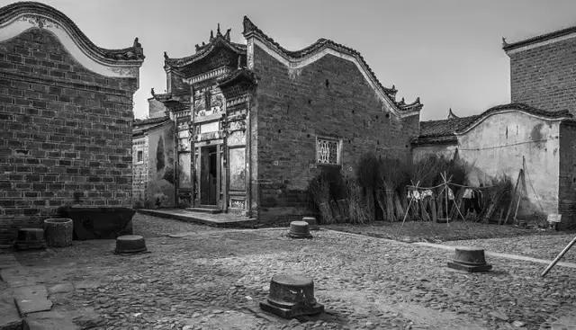 这个村庄一千年前建了个生态下水道，全村至今不淹水，生物还活着