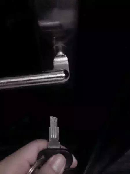 钥匙断到锁里有啥妙招,钥匙断在锁内了怎么办啊