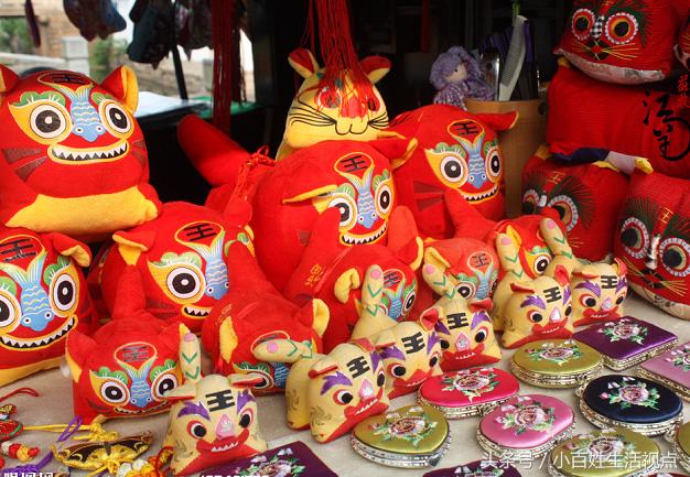 最传统的地摊生意,饰品地摊卖什么最吸引人