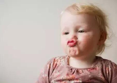 春季宝宝嘴唇干裂要怎样食疗,宝宝冬季嘴唇干裂小妙招