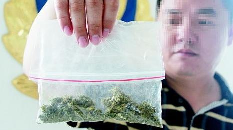 看到有人售卖这种“棒棒糖”,请立刻打110