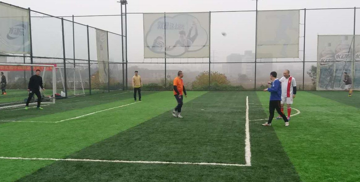 雨天踢球注意事项,雨天踢球球滑