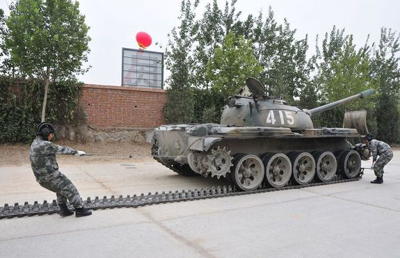 59坦克开好有多难？解放军坦克兵一般人真干不了！