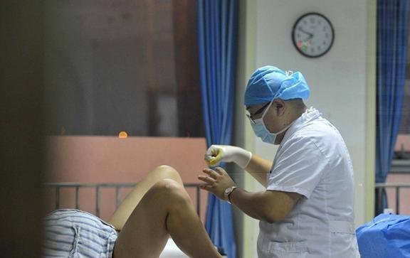 先破水了还能洗澡不,破水后有宫缩要一直平躺吗