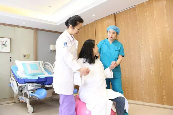 先破水了还能洗澡不,破水后有宫缩要一直平躺吗