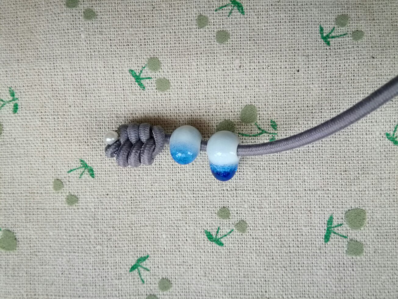 橡皮筋做成小皮筋的教程,用一根橡皮筋制作一个发圈