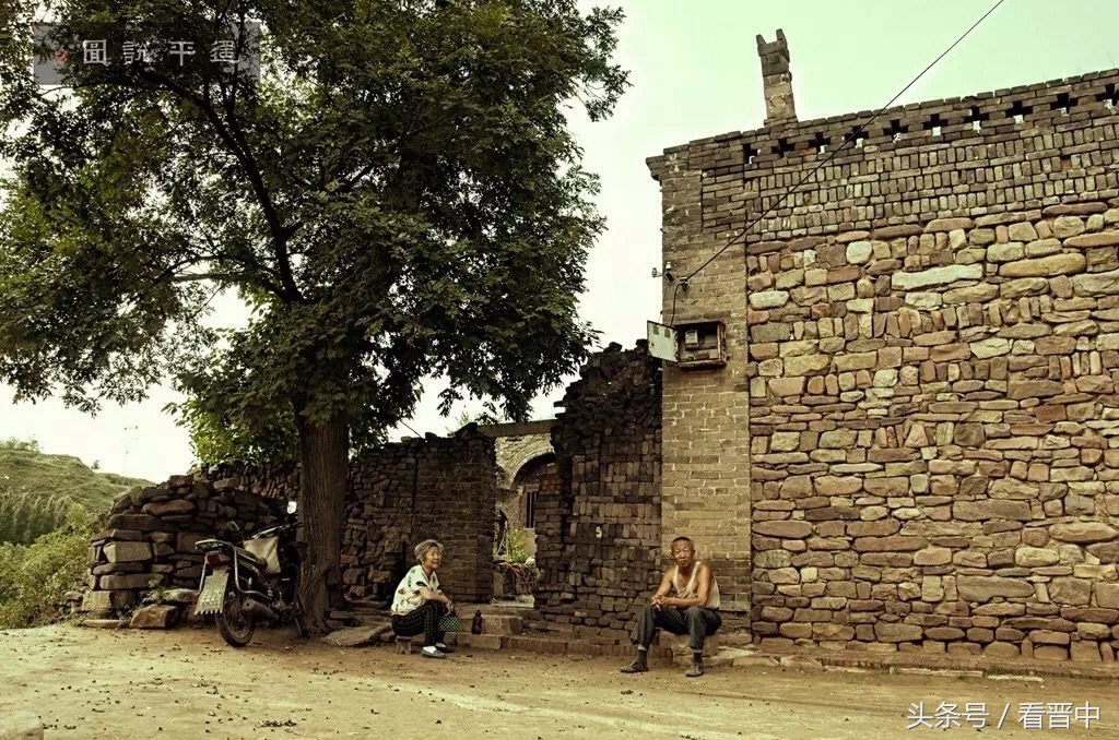 行走在乡野的路上,行走在山野乡间