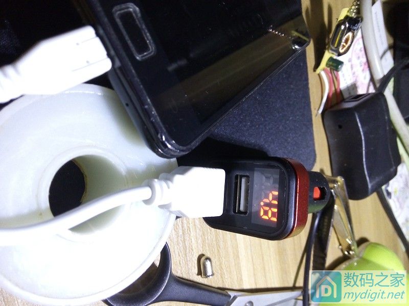 拆一个自带充电线的充电宝,拆一个快充充电器