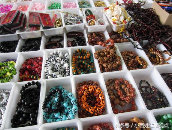 最传统的地摊生意,饰品地摊卖什么最吸引人