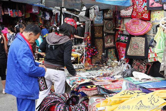 最传统的地摊生意,饰品地摊卖什么最吸引人