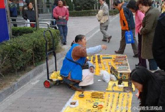 最传统的地摊生意,饰品地摊卖什么最吸引人