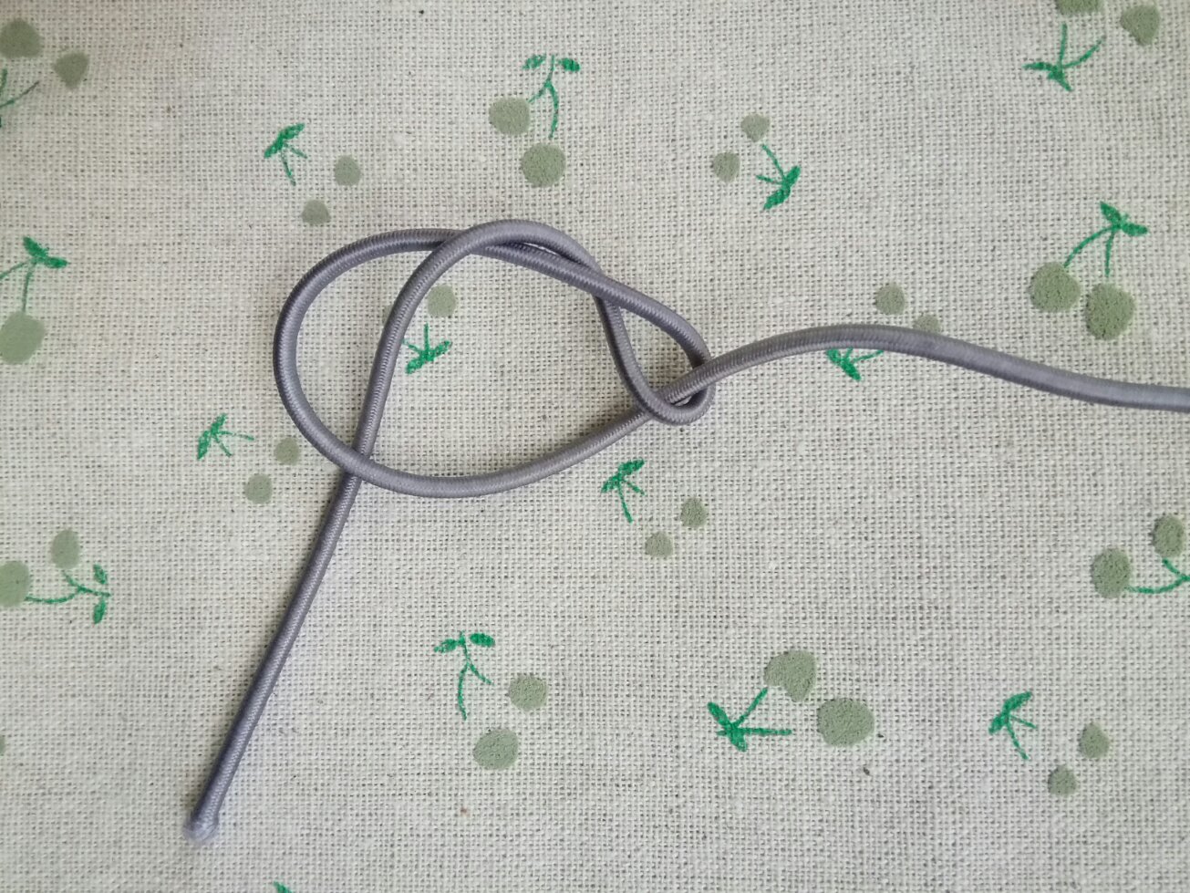 橡皮筋做成小皮筋的教程,用一根橡皮筋制作一个发圈