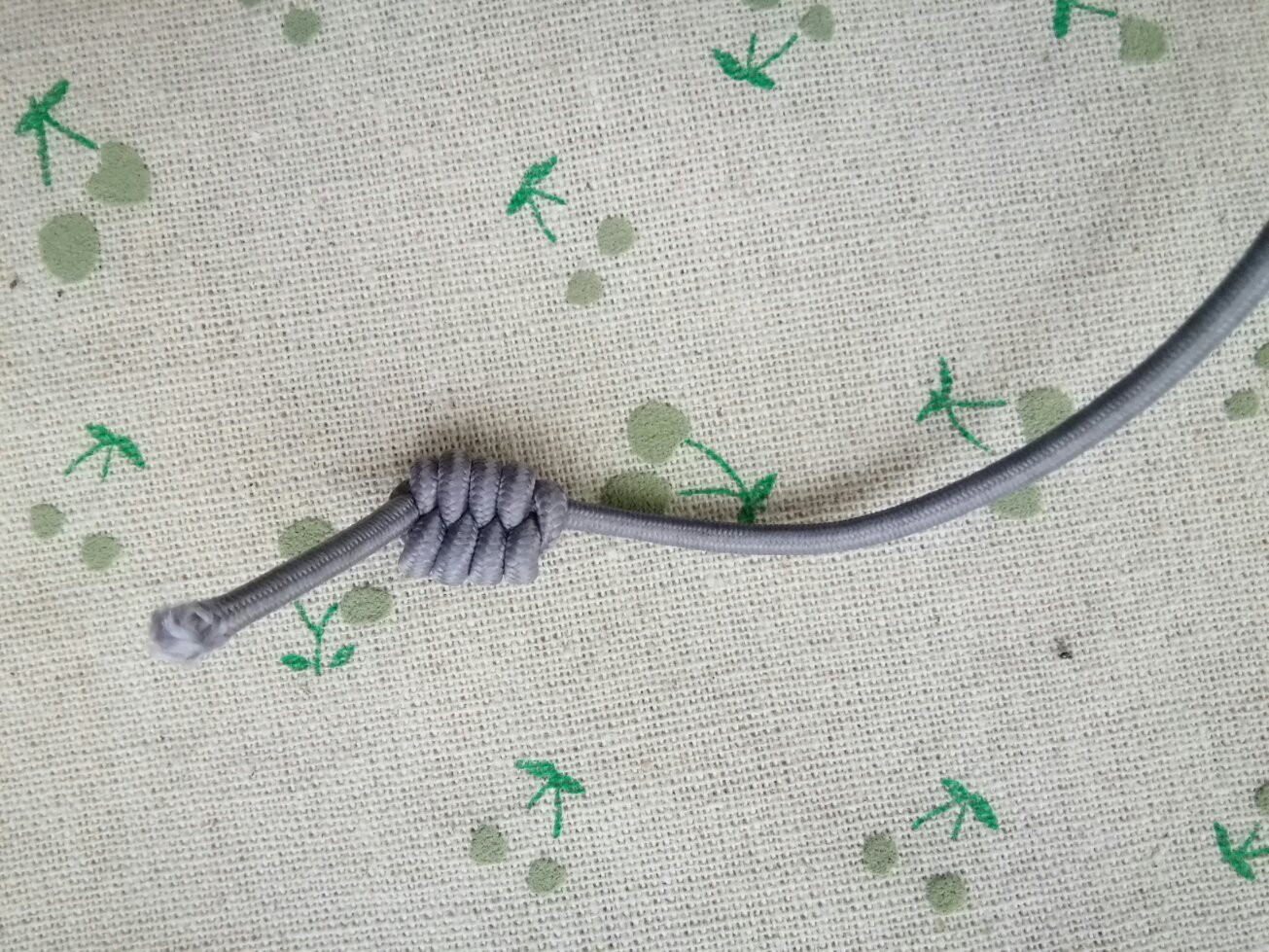 橡皮筋做成小皮筋的教程,用一根橡皮筋制作一个发圈