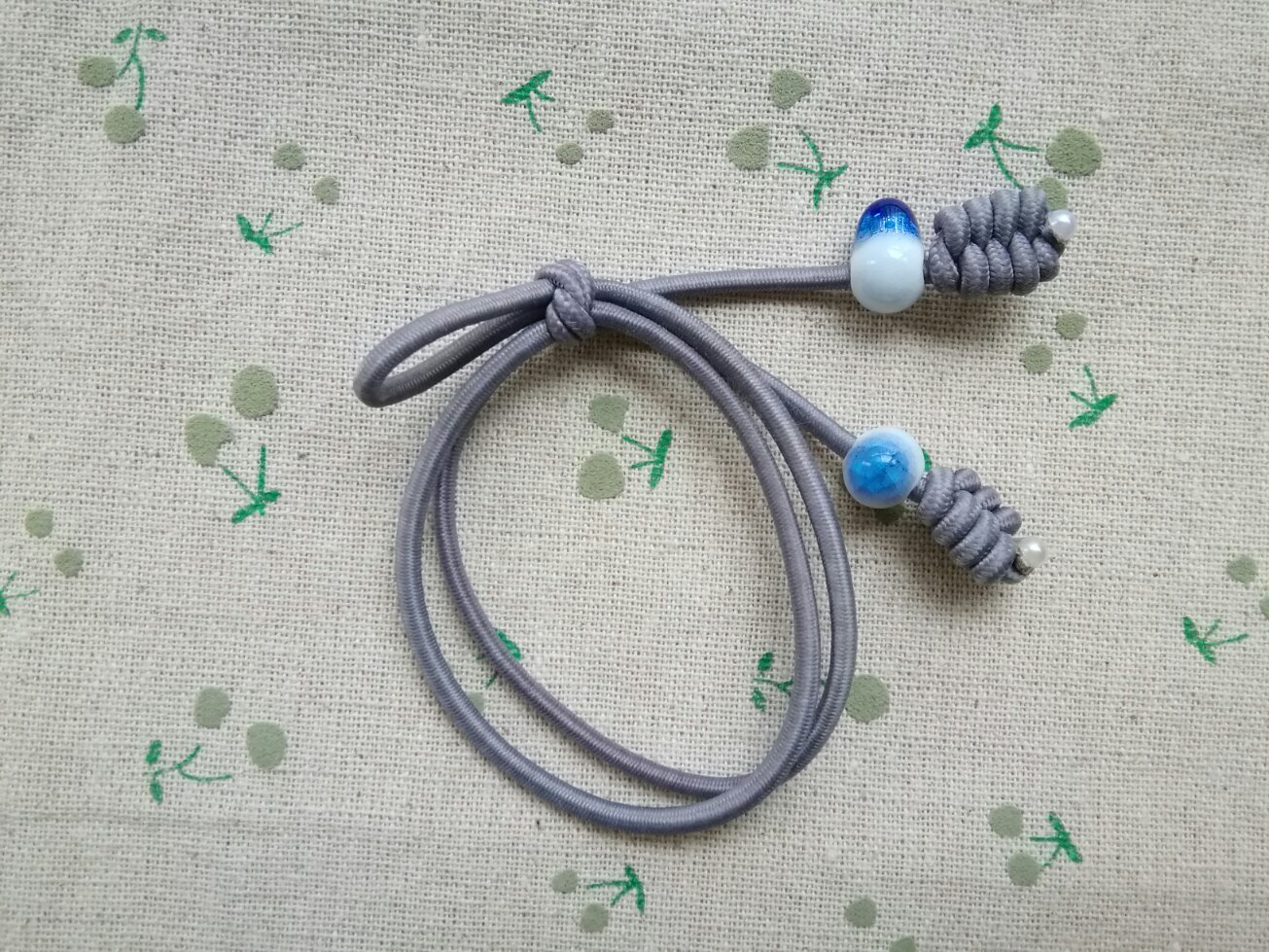 橡皮筋做成小皮筋的教程,用一根橡皮筋制作一个发圈