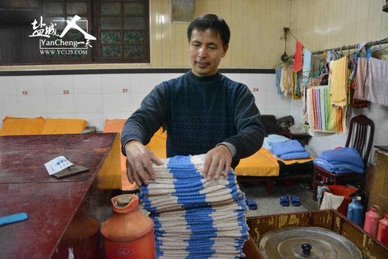 盐城人的一天第28期老盐城浴室搓背工——武兆华的搓背人生