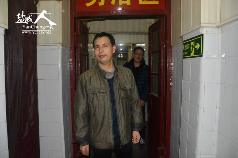 盐城人的一天第28期老盐城浴室搓背工——武兆华的搓背人生