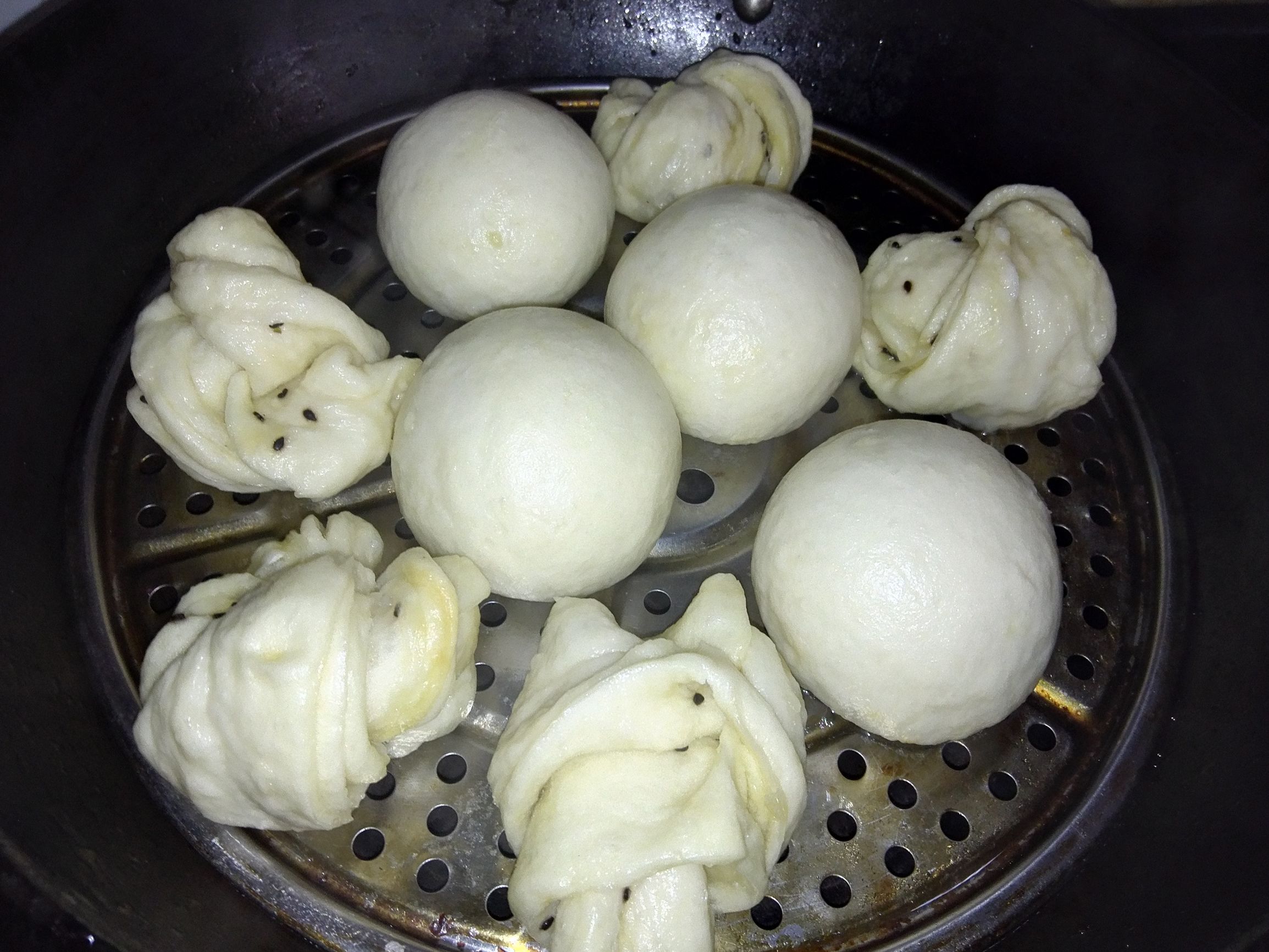 今天蒸了一锅馒头，把老公的一瓶辣酱都吃完了