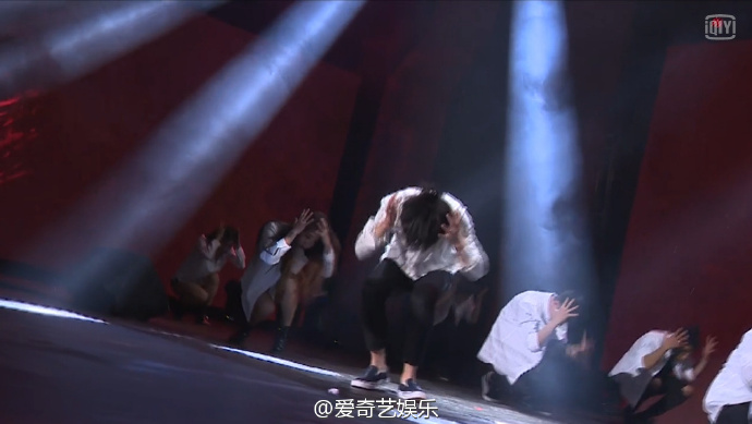 易烊千玺生日演唱会跳舞视频,易烊千玺归来生日会礼包