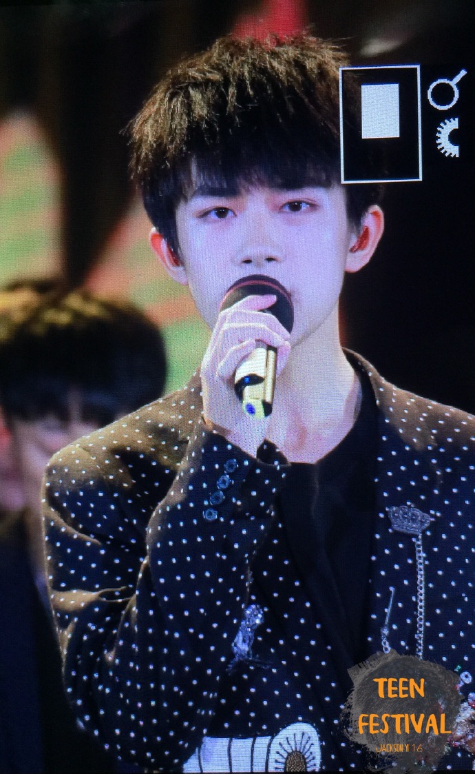 易烊千玺生日演唱会跳舞视频,易烊千玺归来生日会礼包