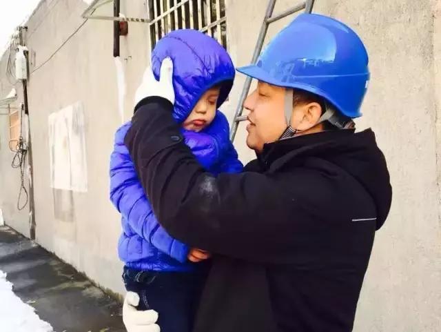 蓝衣服小男孩原视频,蓝色衣服小男孩很火的视频