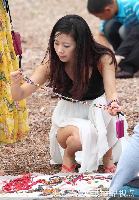 最传统的地摊生意,饰品地摊卖什么最吸引人