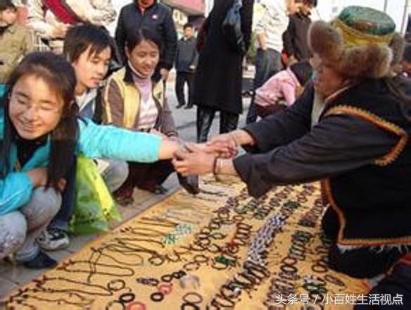 最传统的地摊生意,饰品地摊卖什么最吸引人
