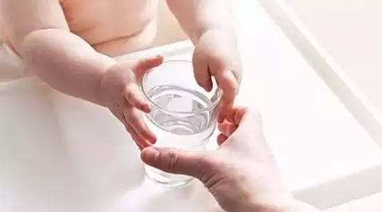 春季宝宝嘴唇干裂要怎样食疗,宝宝冬季嘴唇干裂小妙招